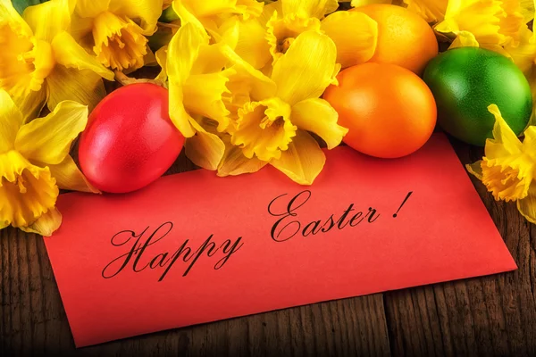 Osterkarte mit gelben Narzissenblüten Text frohe Ostern — Stockfoto