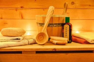 Sauna geleneksel sauna aksesuarları ile