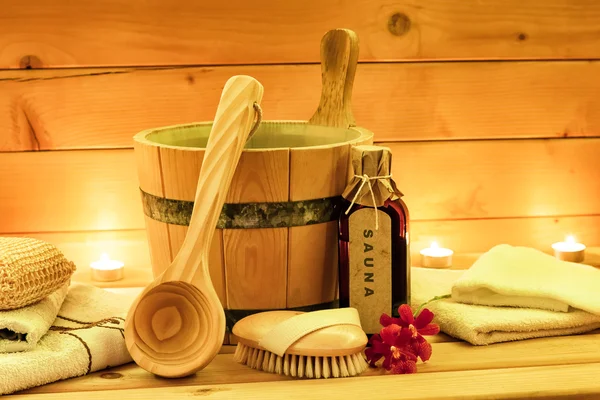 Accesorios de sauna con aceite de sauna, cubo de madera, cucharón, toallas — Foto de Stock