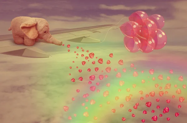 Elefante, voando na asa de um avião com balões de sopro — Fotografia de Stock