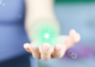 Işığı almak için uzanan eller