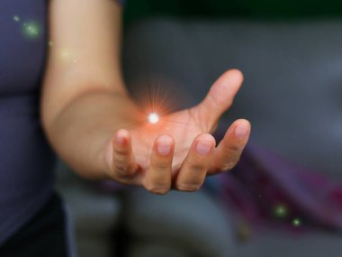 Parlayan yıldızlı eller