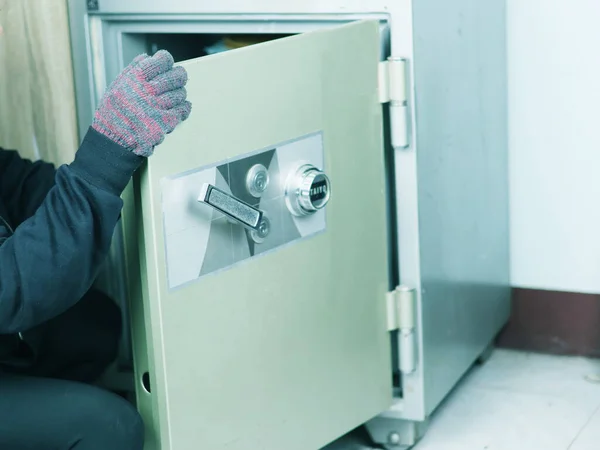 Eldivenli El Kasa Kapısını Açıyor