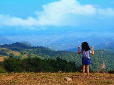 Kız durdu ve vadinin manzarasına baktı..