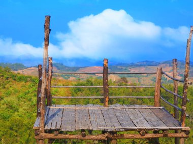 Bambu Terasından göz kamaştırıcı dağ manzaraları