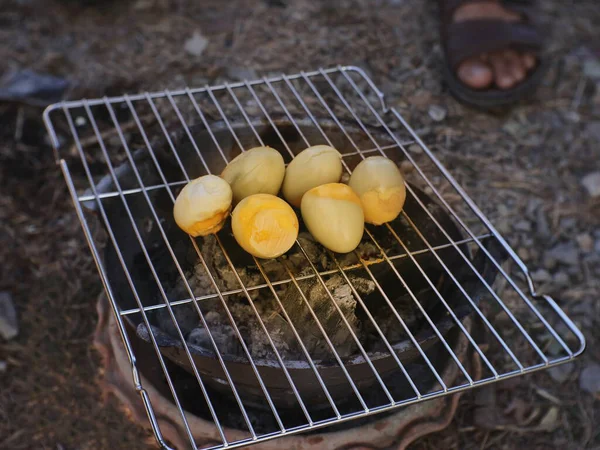 Görüntü, açık havada mangal kömürünün üzerine yerleştirilmiş füme haşlanmış yumurtaları gösteriyor..