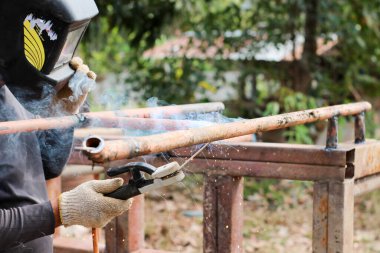 Duman ve kaynak çeliğinden kıvılcımlar.