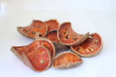 Aegle marmelo, Bael meyvesi, beyaz arka plan.