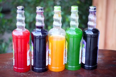 Tatlı suyu karıştırmak için meyve suyu şişesi