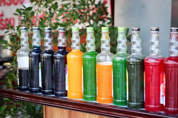 Tatlı suyu karıştırmak için meyve suyu şişesi