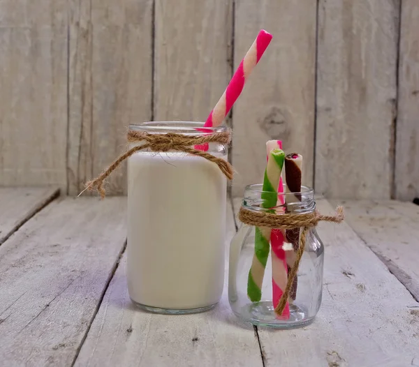 Бутылка ретро молока с вафельными рулонами — стоковое фото