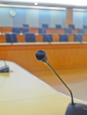 Konferans salonunda mikrofon