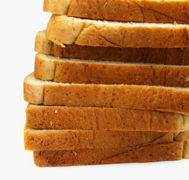 Beyaz arkaplanda dilimlenmiş ekmek