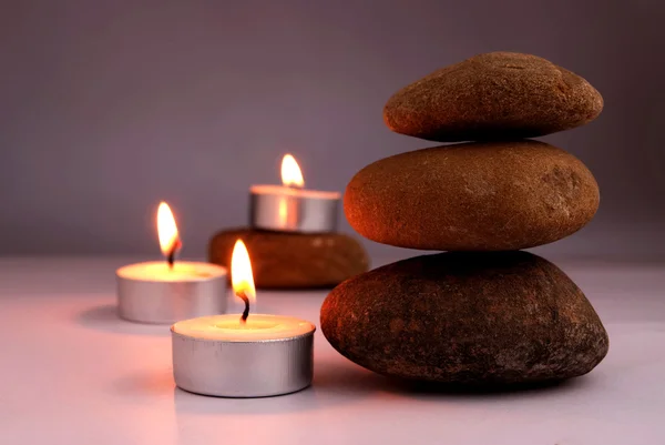Каменный баланс и пламя свечи — стоковое фото