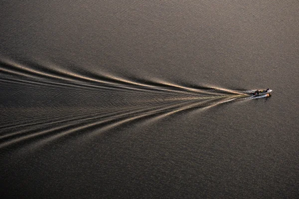 Bateau à moteur laisse des traces sur l'eau — Photo