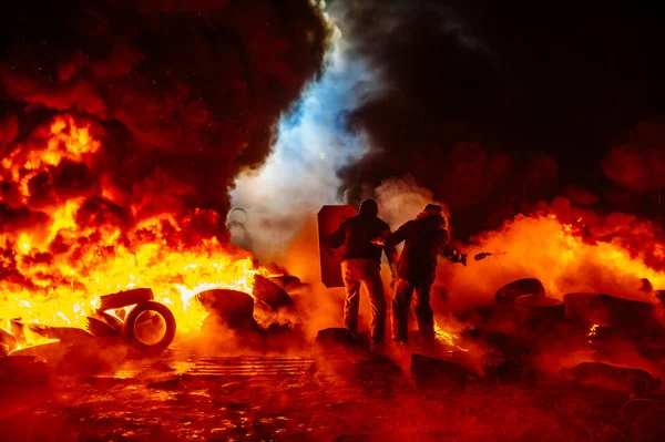 Manifestantes con cócteles molotov — Foto de Stock