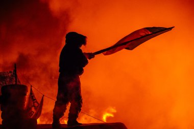 Protestocu Ukrayna bayrağı ile