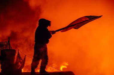 Protestocu Ukrayna bayrağı ile