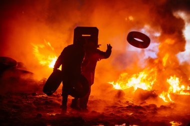 Protestocular kalkanları ile yangın