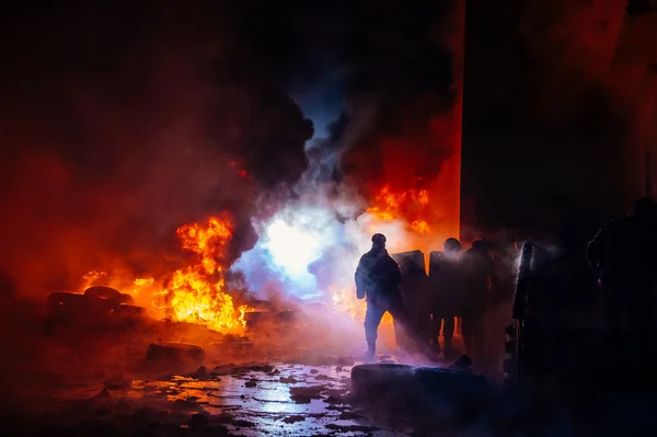 Manifestantes al fuego — Foto de Stock