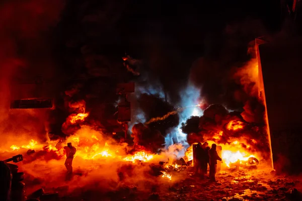 Manifestantes no fogo — Fotografia de Stock