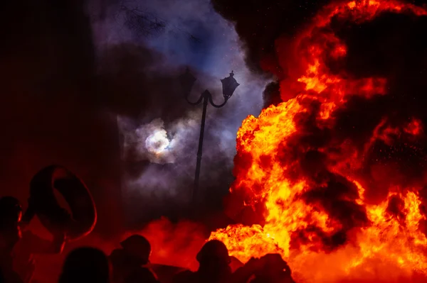 Protesters in the fire — Stock Photo, Image