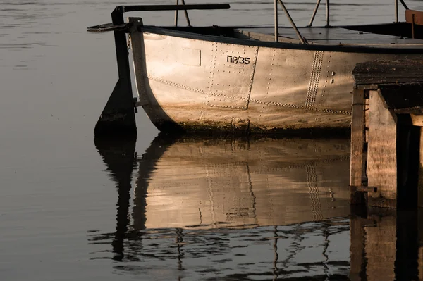 Boot im Wasser — Stockfoto