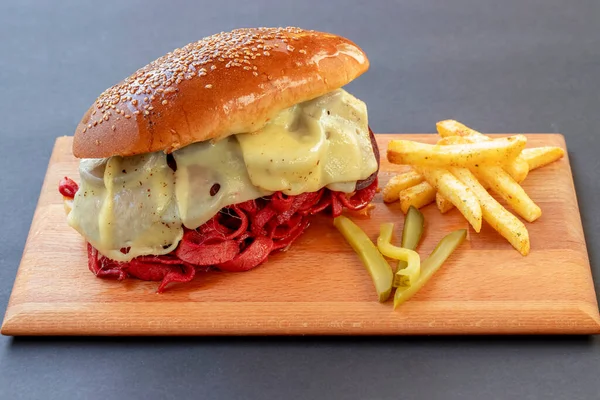 Türk usulü sosisli sandviç, salam, tahtada peynirli sandviç, güvercin ekmeği. Patates cipsi..