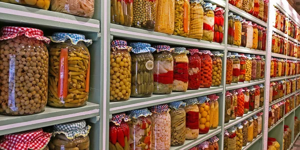 Çeşitli meyve ve sebzelerden oluşan geleneksel Türk turşuları