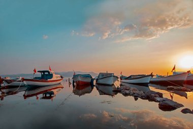 Denizde balıkçı tekneleri