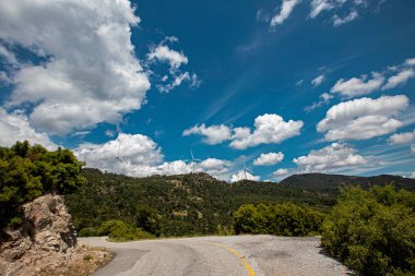 Türkiye / İzmir yamanlar dağından mavi gökyüzü ve orman manzarası