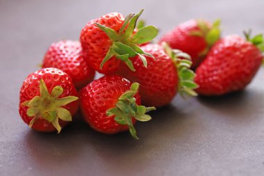 Pazarda taze çilek.