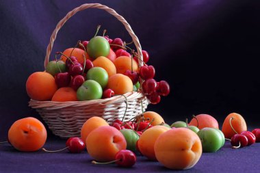 Çeşitli meyveler, kiraz, kayısı ve erik.