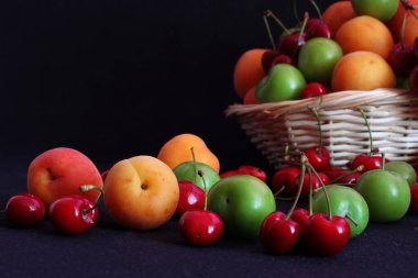 Çeşitli meyveler, kiraz, kayısı ve erik.