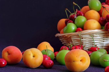 Çeşitli meyveler, kiraz, kayısı ve erik.