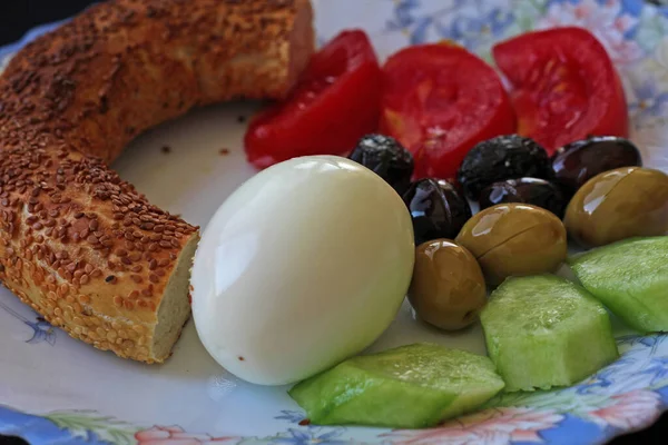 Café Manhã Com Ovos Azeitonas Tomates Queijo Geléia — Fotografia de Stock