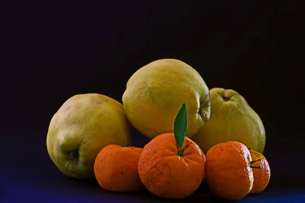 Mandarine Und Quitten Auf Schwarzem Hintergrund — Stockfoto