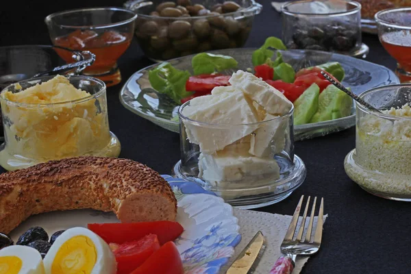 Café Manhã Com Ovos Azeitonas Tomates Queijo Geléia — Fotografia de Stock