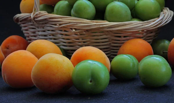 Albaricoque Ciruelas Cesta — Foto de Stock