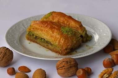 Fıstıklı, cevizli, fındıklı, bademli enfes baklava..