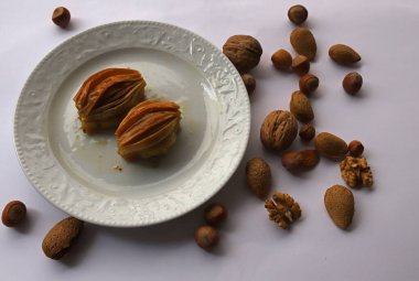 Beyaz tabakta cevizli Baklava.