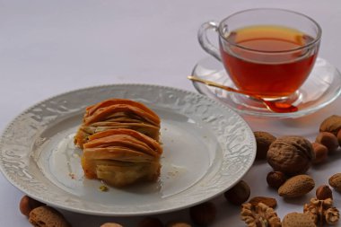 Beyaz tabakta cevizli Baklava.