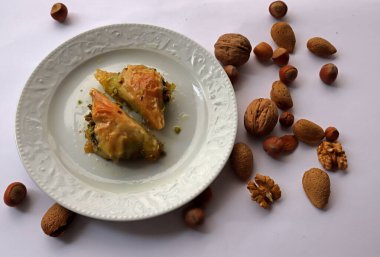 Beyaz tabakta cevizli Baklava.