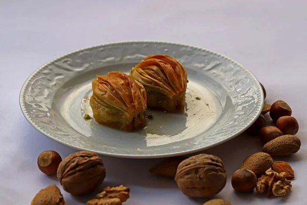 Baklava Mit Walnuss Auf Weißem Teller — Stockfoto