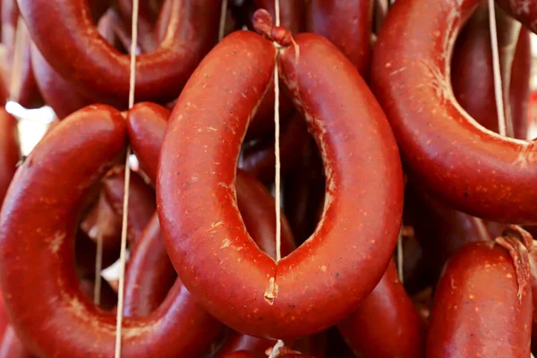Мясо Колбасы Выстроились Веревке Рынке — стоковое фото