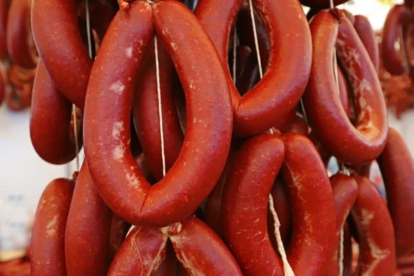 Мясо Колбасы Выстроились Веревке Рынке — стоковое фото