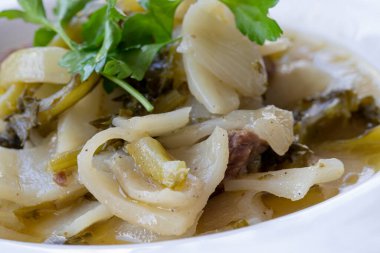 Bahçeden Türk usulü evketi - Kenger (Knicus benedictus) yemeği