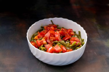 Bezelye salatası taze (yeşil) inek bezelyesinden yapılır.