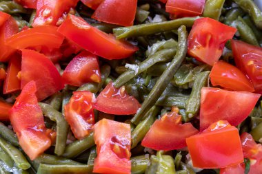 Bezelye salatası taze (yeşil) inek bezelyesinden yapılır.