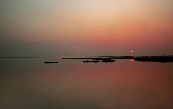 Вдохновляющее Спокойное Море Закатом Неба Море Небо Одного Цвета — стоковое фото